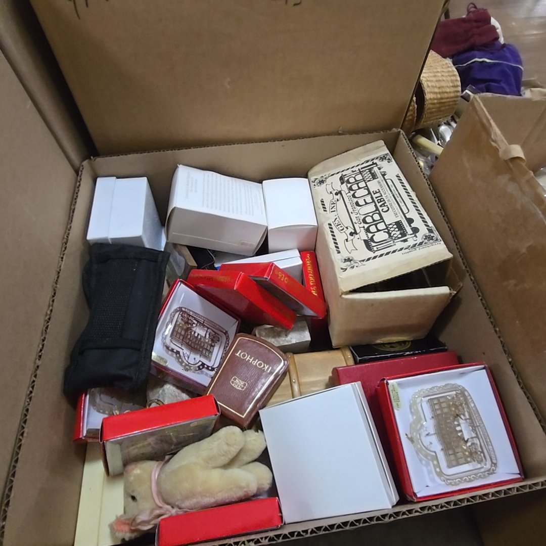 box lot of White House commemorative items