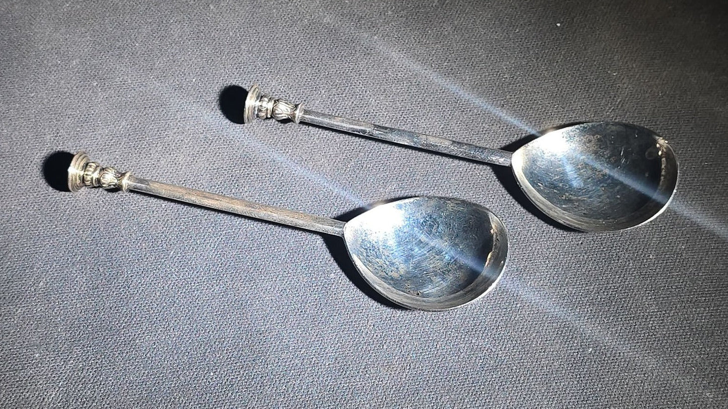Pair of Antique English Sterling Silver Seal Top Spoons in Fitted Presentation Case, Retailed by Sidney Rambridge, Goldsmith, Salisbury