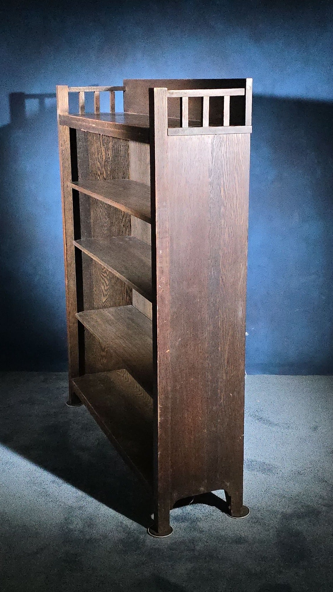 Antique Arts and Crafts Oak Open Bookcase with Gallery Rail, Manufactured by Larkin Co., Buffalo, New York