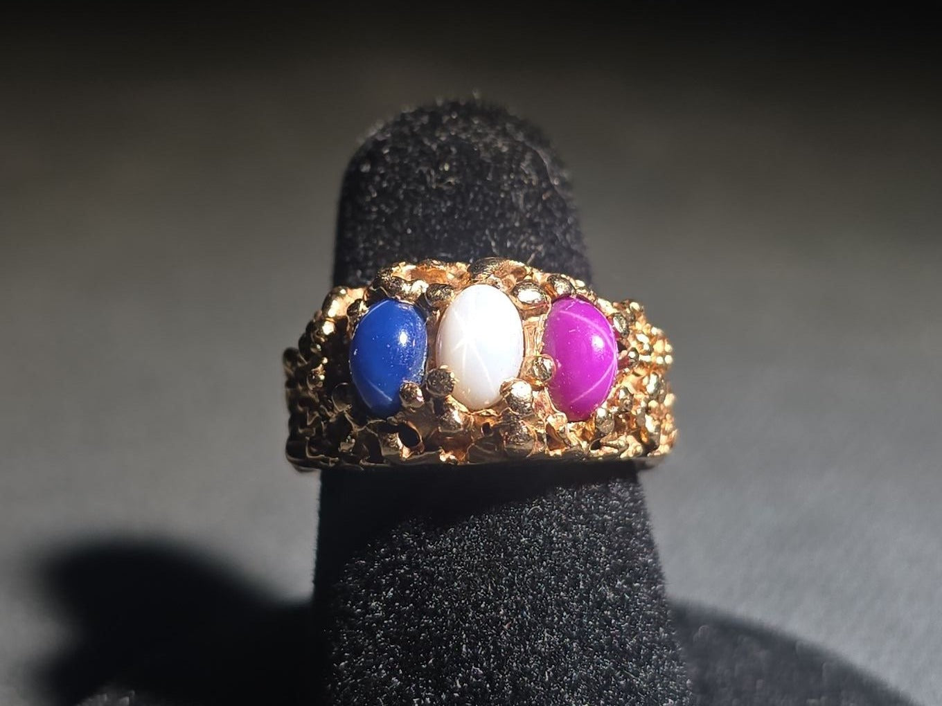 14K Gold Nugget-Style Ring with Three Oval Cabochon Star Stones in Blue, White, and Pink