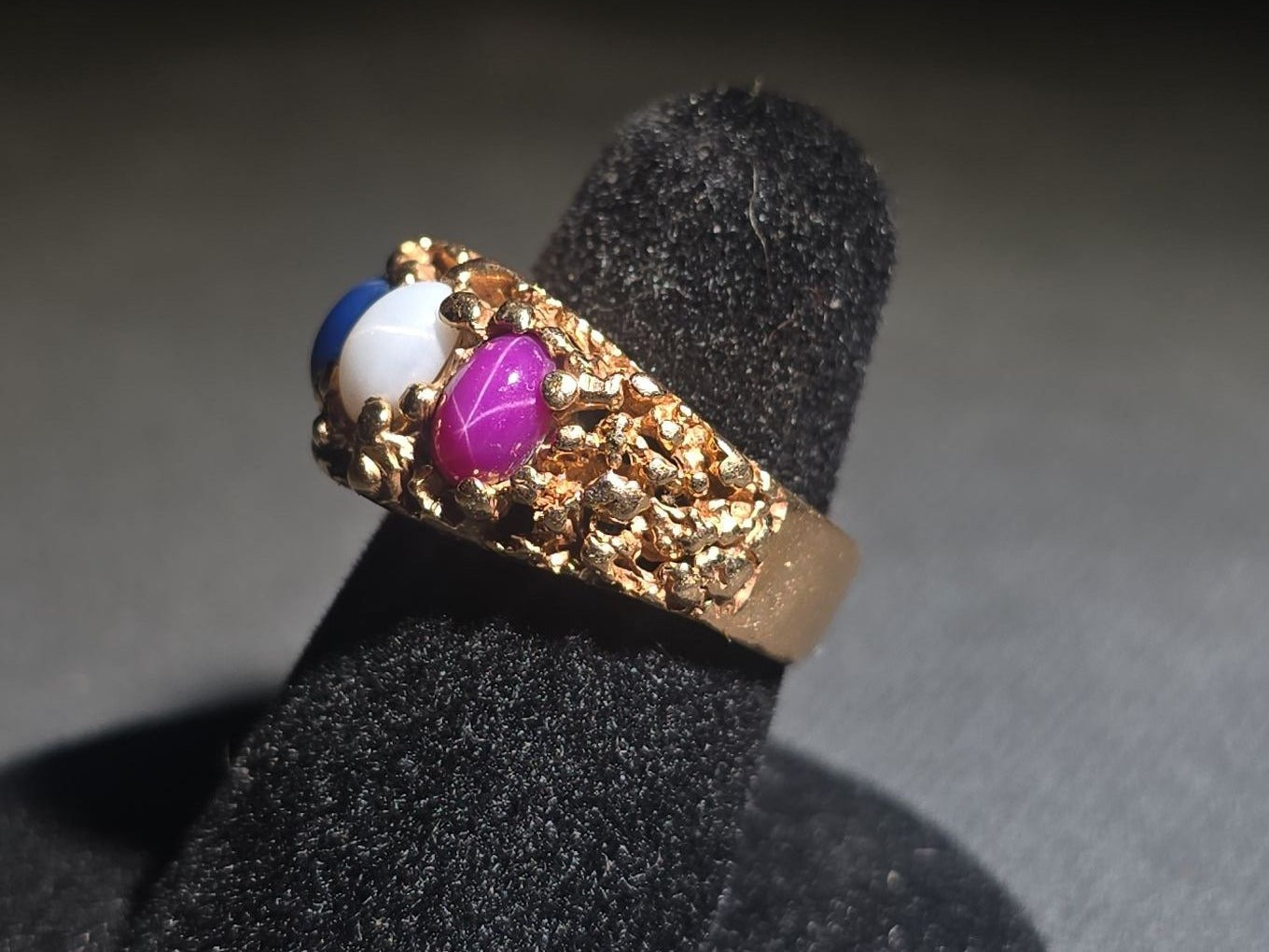14K Gold Nugget-Style Ring with Three Oval Cabochon Star Stones in Blue, White, and Pink