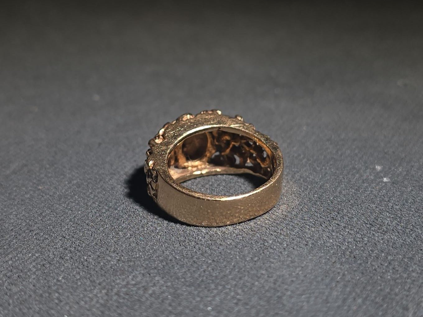 14K Gold Nugget-Style Ring with Three Oval Cabochon Star Stones in Blue, White, and Pink