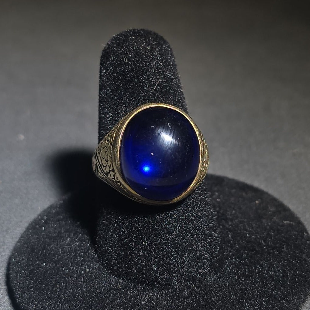 14K Gold Ring with Large Oval Cabochon Sapphire and Engraved Floral Scrollwork Band