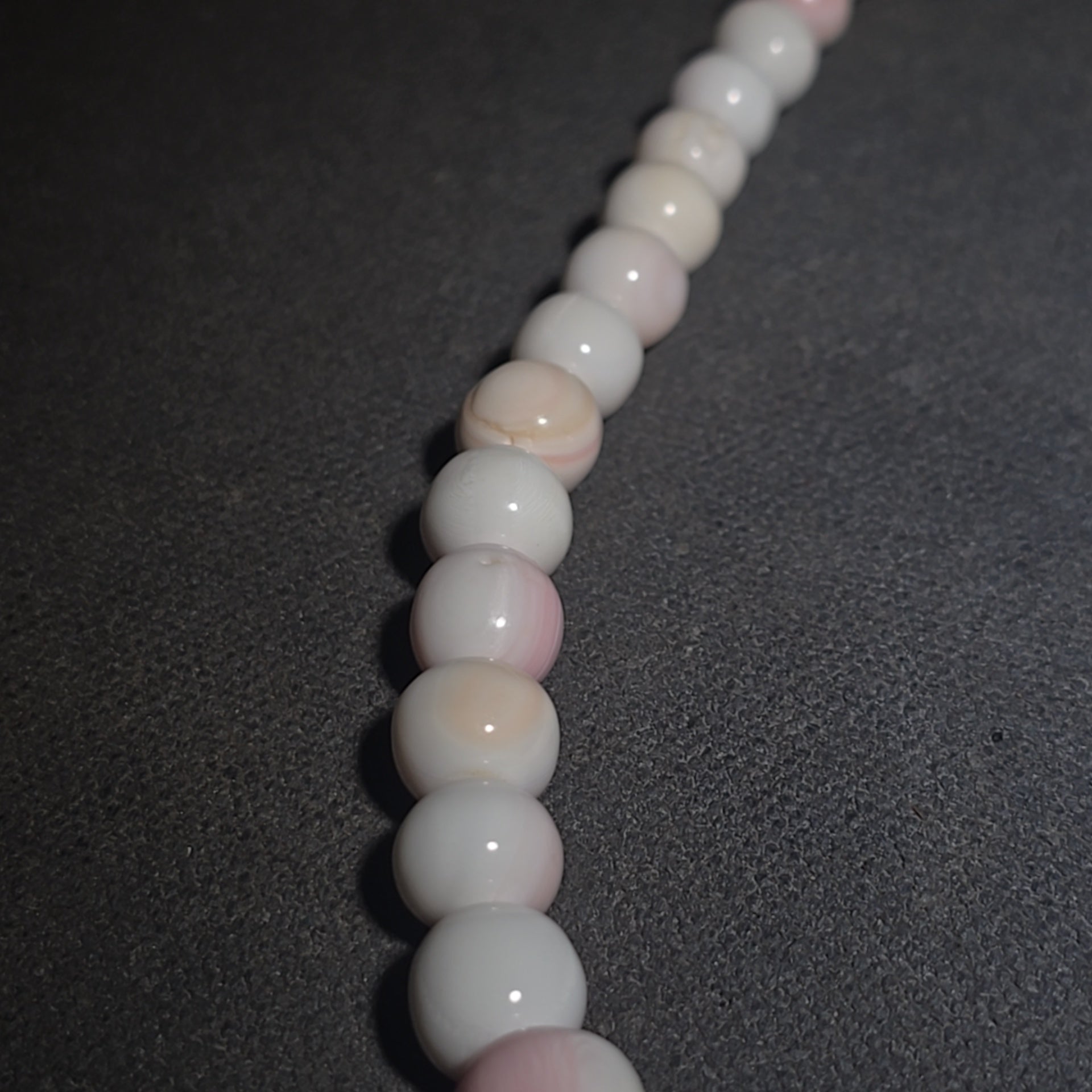 Vintage Pink Shell Graduated Bead Necklace with Screw Barrel Clasp, Belecucias Jewellery Box from Pythagoreio, Samos, Greece