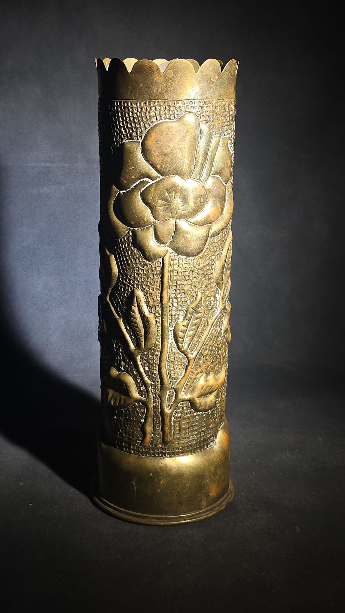 Antique WWI Trench Art Vase with Floral Repousse Decoration, British 18-Pounder Brass Shell Casing Dated 1917, Scalloped Rim