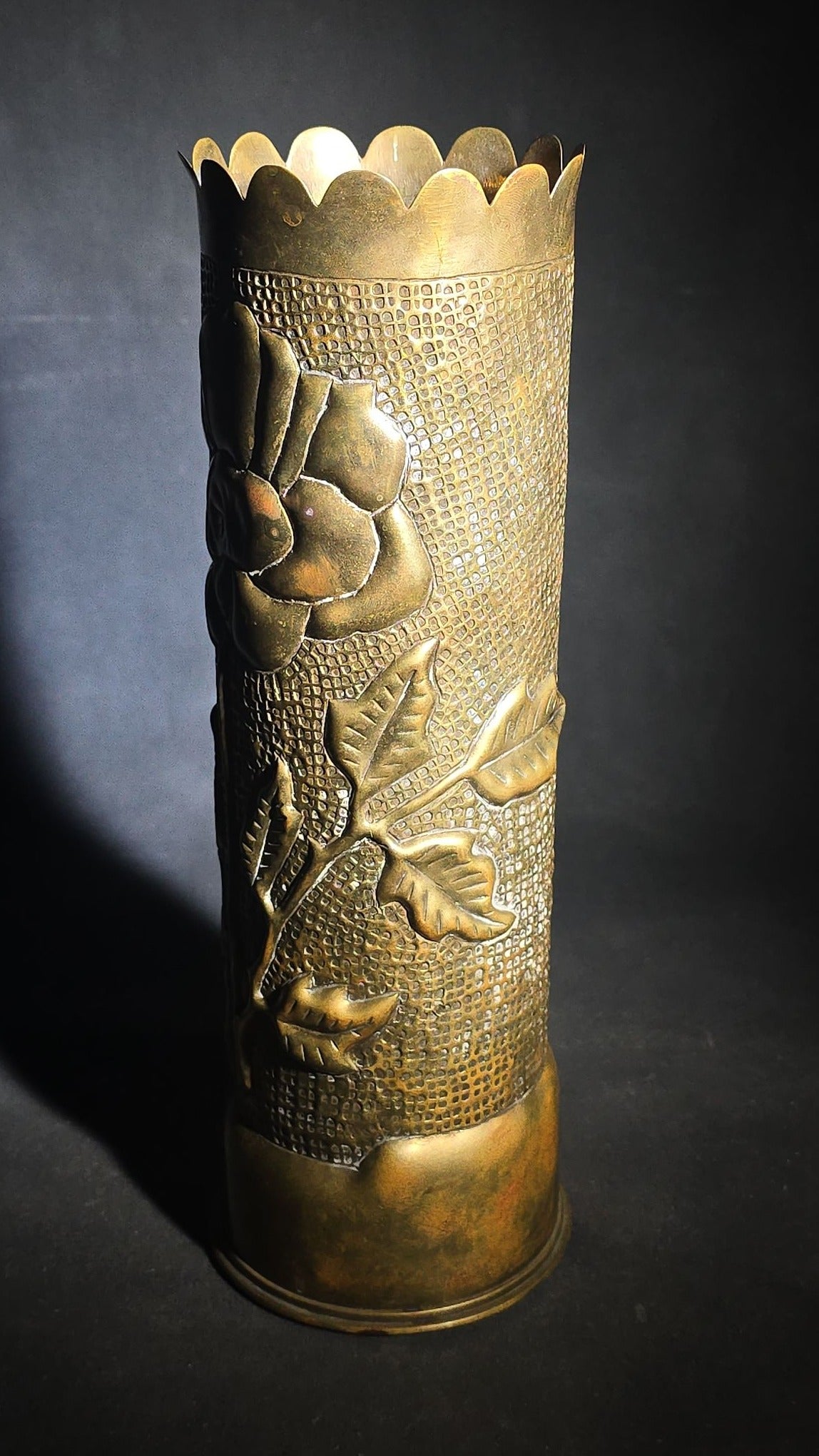 Antique WWI Trench Art Vase with Floral Repousse Decoration, British 18-Pounder Brass Shell Casing Dated 1917, Scalloped Rim