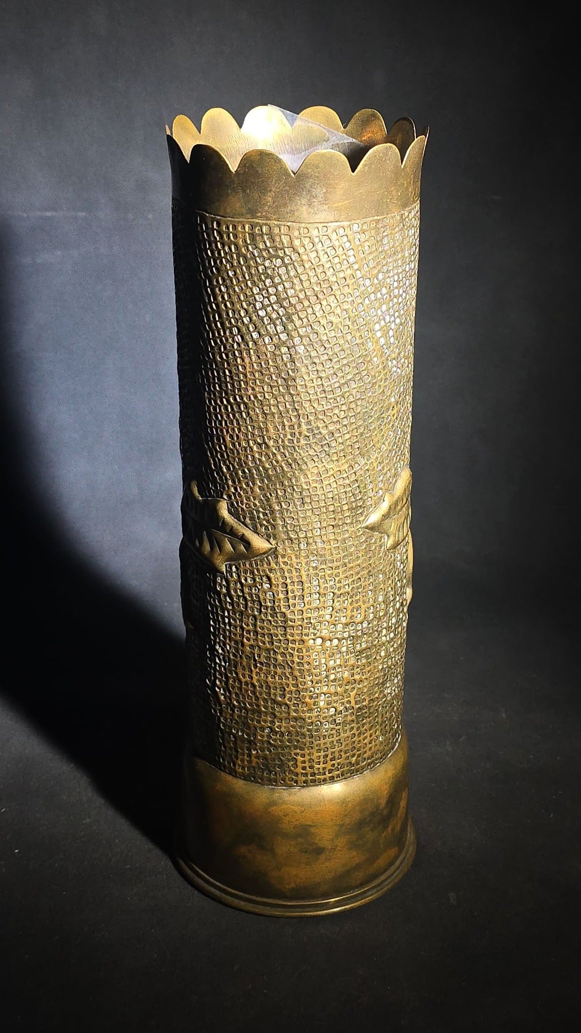 Antique WWI Trench Art Vase with Floral Repousse Decoration, British 18-Pounder Brass Shell Casing Dated 1917, Scalloped Rim