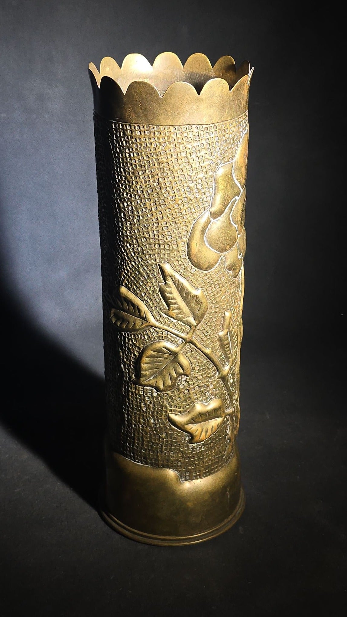 Antique WWI Trench Art Vase with Floral Repousse Decoration, British 18-Pounder Brass Shell Casing Dated 1917, Scalloped Rim