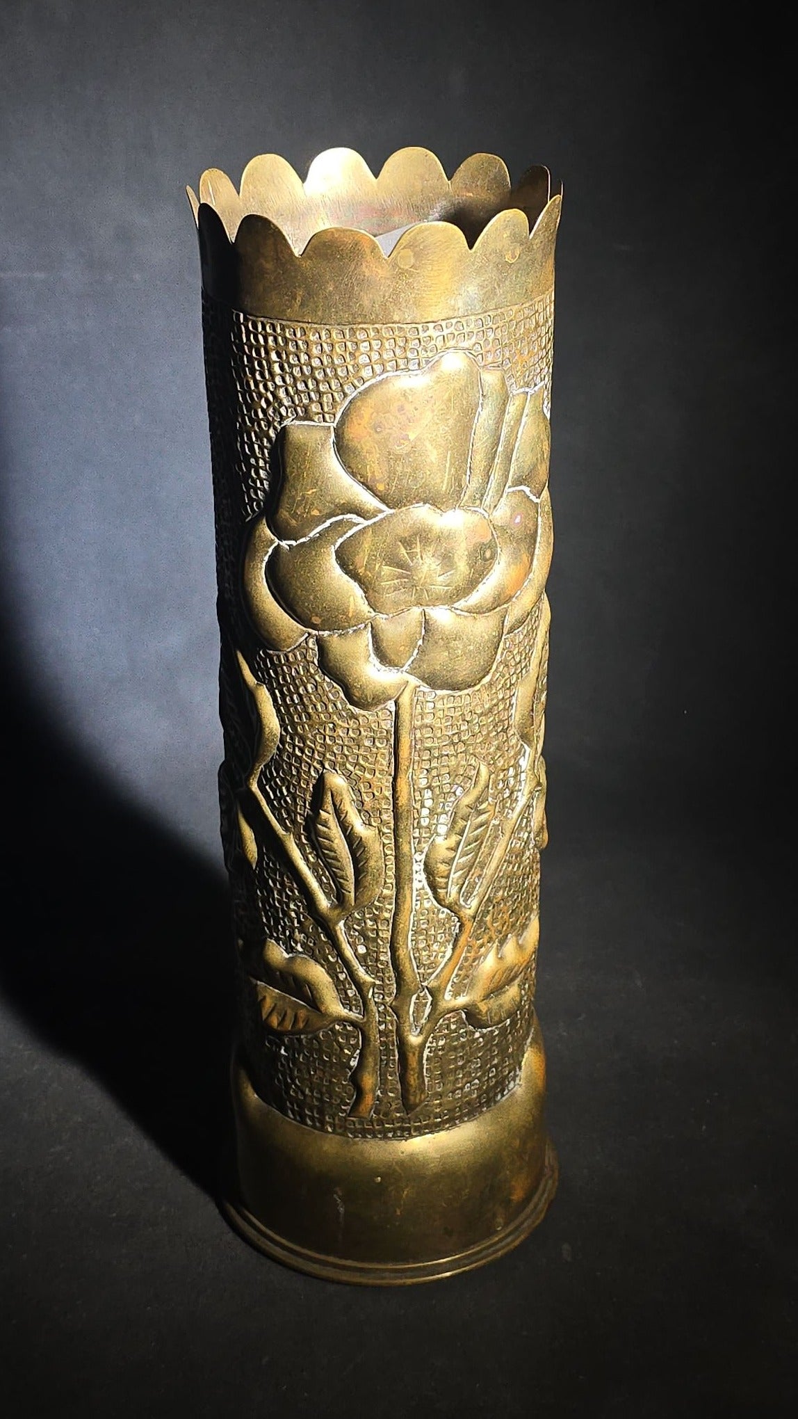 Antique WWI Trench Art Vase with Floral Repousse Decoration, British 18-Pounder Brass Shell Casing Dated 1917, Scalloped Rim