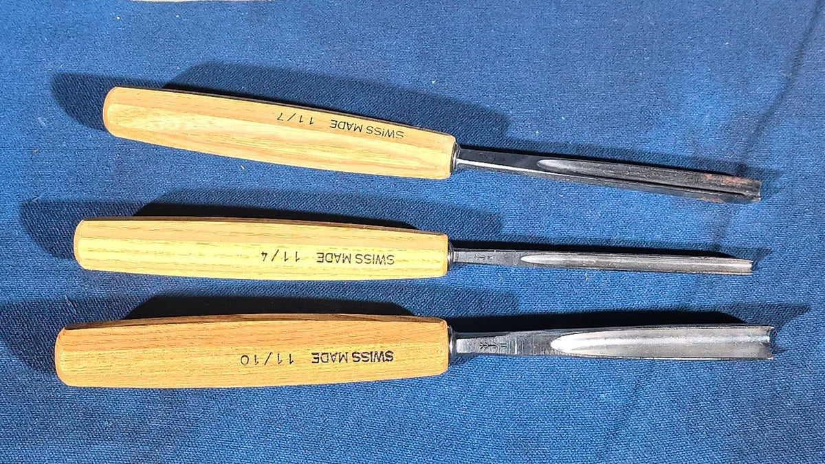 Grouping of 19 Modern Swiss-Made Pfeil Wood Carving Gouges in Canvas Tool Roll