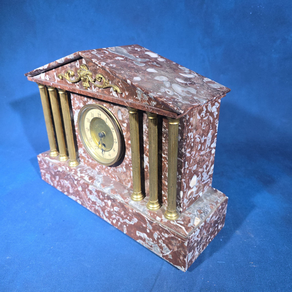 Antique Rouge Marble Neoclassical Mantel Clock with Brass Columns and Ormolu Mount