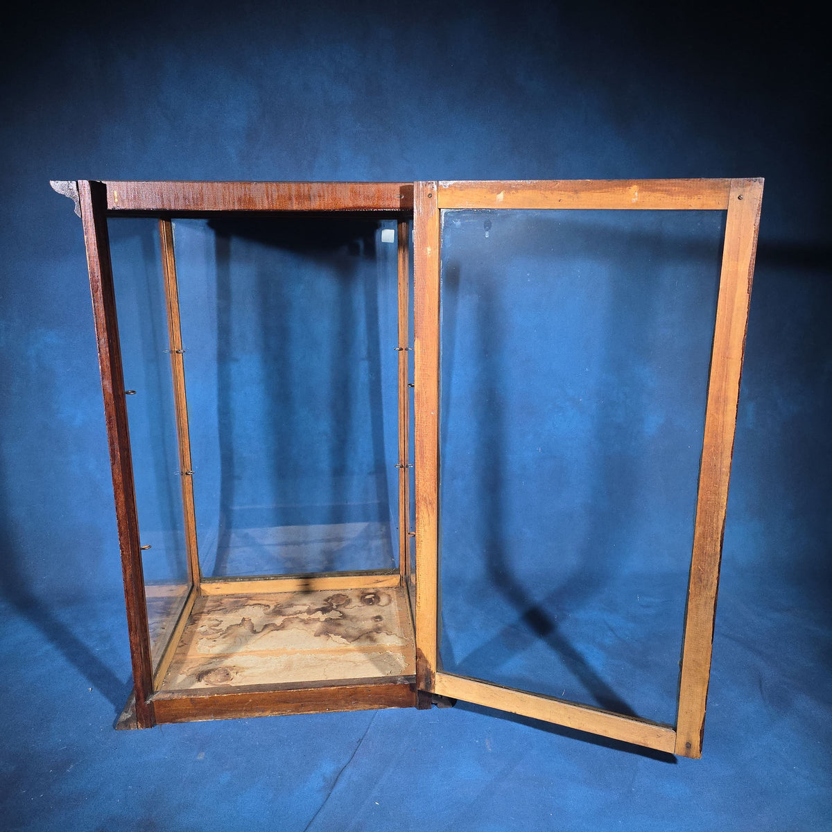Antique Tabletop Glass Display Case, Manufactured by A.J. Allen & Co., 167 & 169 East Randolph Street, Chicago, Illinois