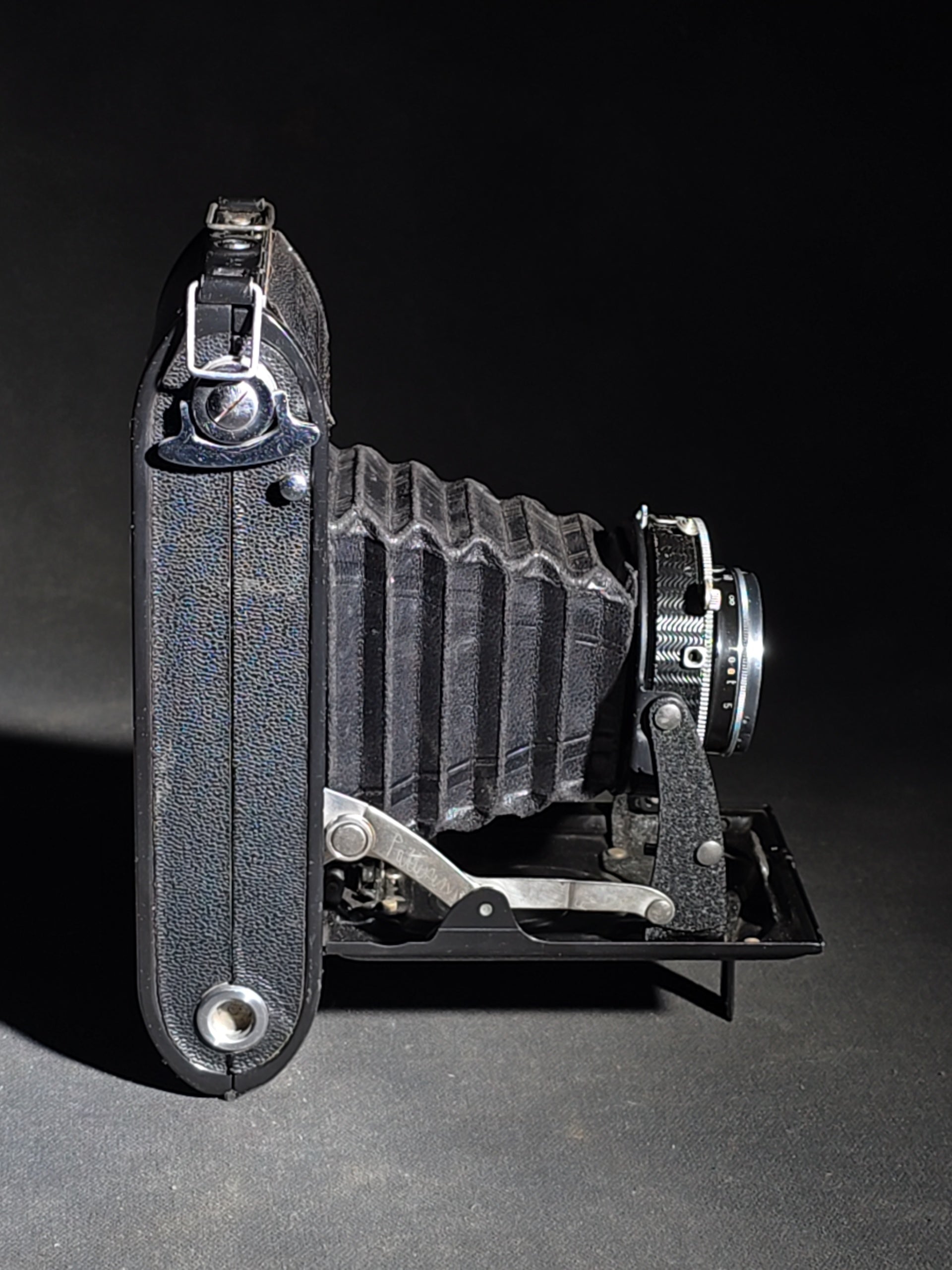 Vintage Voigtlander Bessa Folding Camera with Vaskar 1:4.5/105 Lens, Compur-Rapid Shutter, and Leather Case