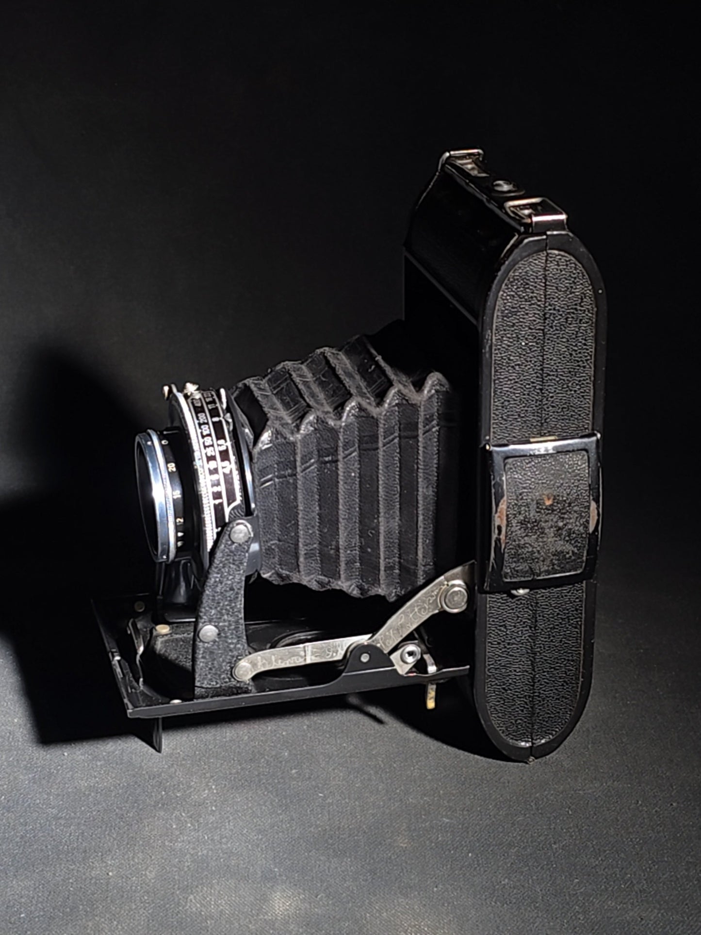 Vintage Voigtlander Bessa Folding Camera with Vaskar 1:4.5/105 Lens, Compur-Rapid Shutter, and Leather Case