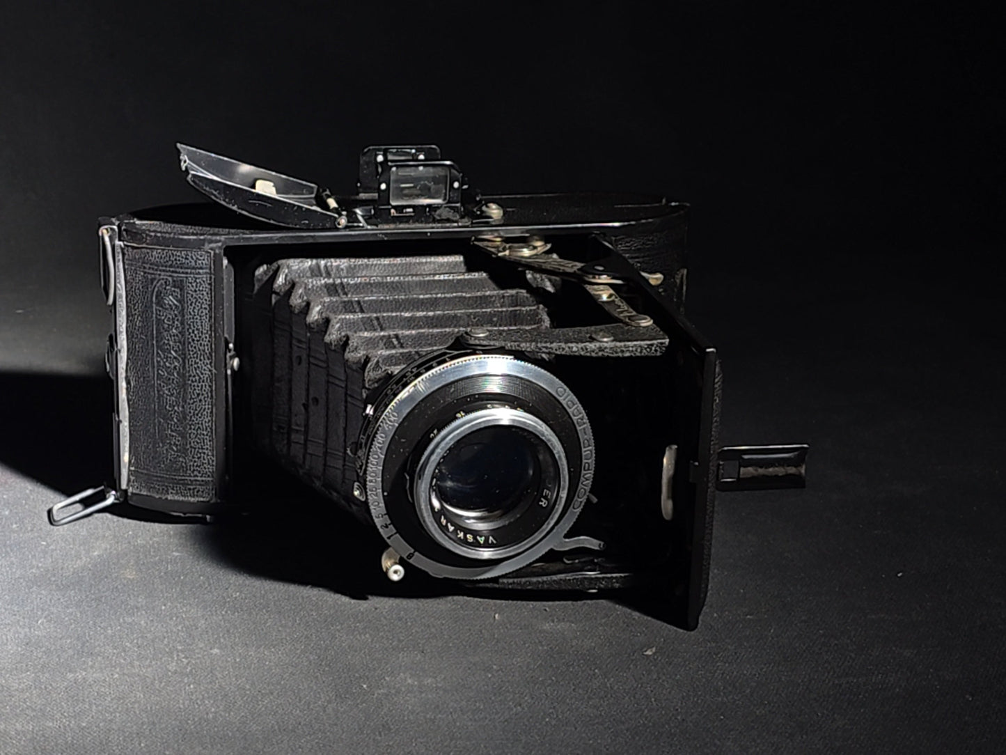 Vintage Voigtlander Bessa Folding Camera with Vaskar 1:4.5/105 Lens, Compur-Rapid Shutter, and Leather Case