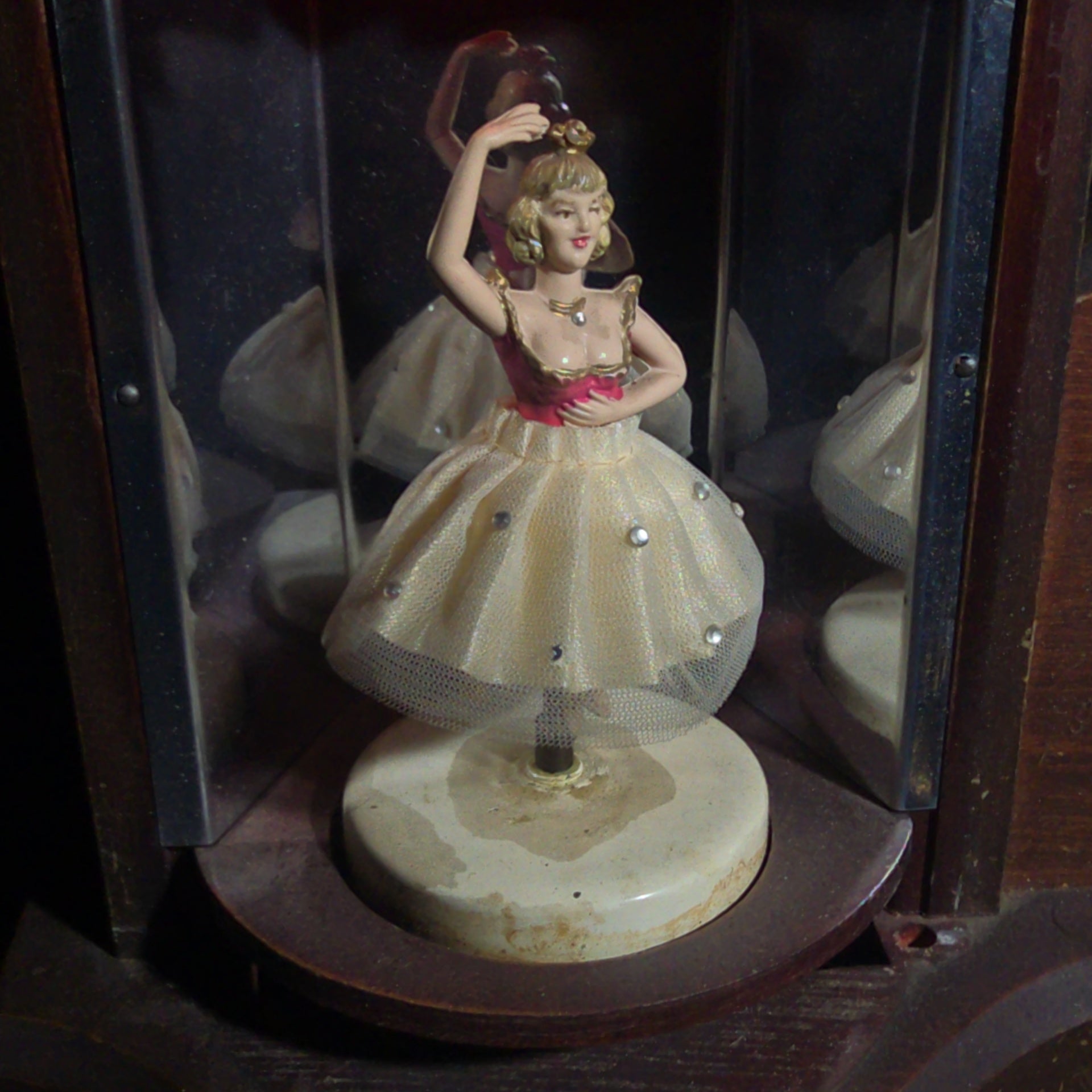 Vintage United Clock Model No. 870 Animated Ballerina Mantel Clock with Light and Music Box, Manufactured by United Metal Goods Mfg. Co. Inc., Brooklyn, New York